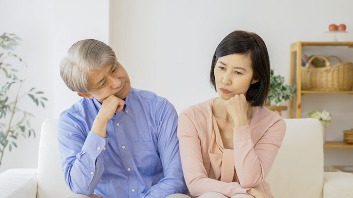 悩みを抱える老夫婦