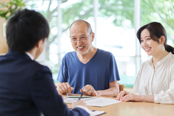 将来の相談をする親子